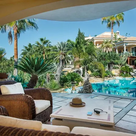 Sleeps 12 With Pool Air Con And Wifi