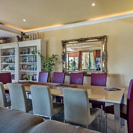 빌라 Sleeps 12 With Pool Air Con And Wifi Patroves