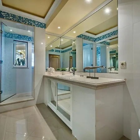 Sleeps 12 With Pool Air Con And Wifi