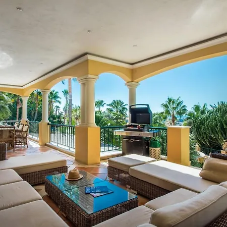 Sleeps 12 With Pool Air Con And Wifi
