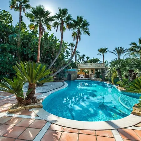 Sleeps 12 With Pool Air Con And Wifi