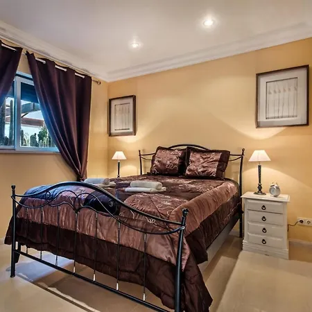 Sleeps 12 With Pool Air Con And Wifi 빌라 Patroves