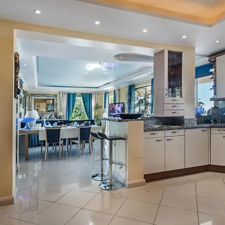 Sleeps 12 With Pool Air Con And Wifi Patroves