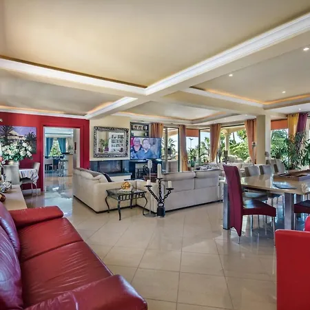 빌라 Sleeps 12 With Pool Air Con And Wifi Patroves