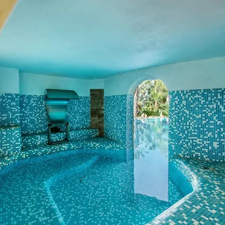 Sleeps 12 With Pool Air Con And Wifi فيلة *