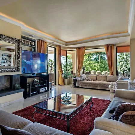 Sleeps 12 With Pool Air Con And Wifi فيلة