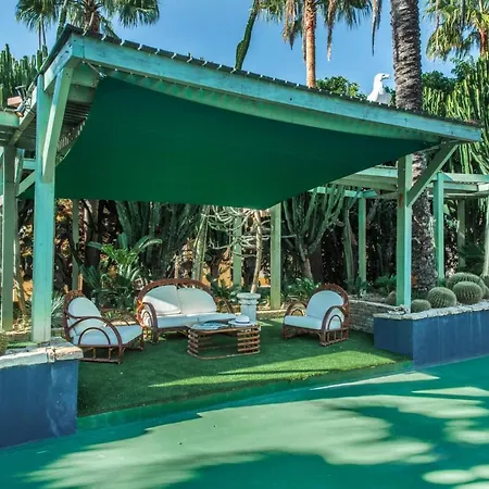 Sleeps 12 With Pool Air Con And Wifi Patroves