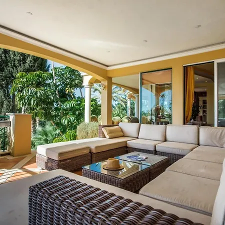 Sleeps 12 With Pool Air Con And Wifi فيلة *